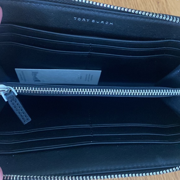 Tory Burch Authentic Snake Print Robinson
Embossed Zip Around Leather Wa… - Picture 6 of 6